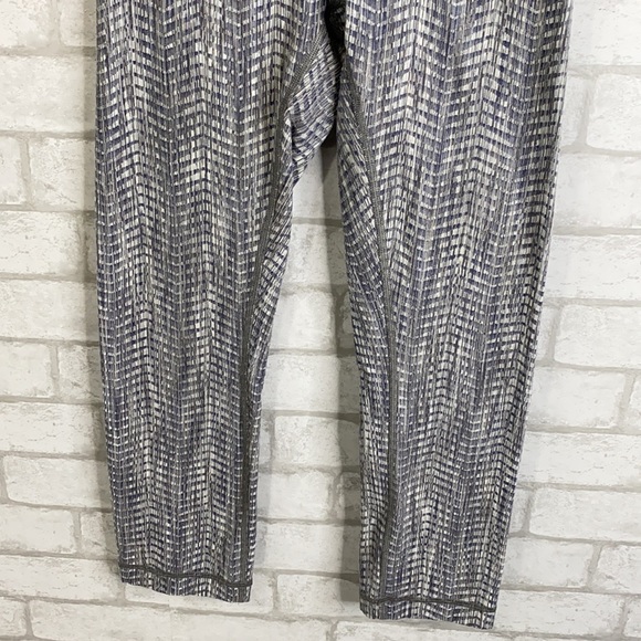 Lululemon crop leggings size 4 - Picture 3 of 10